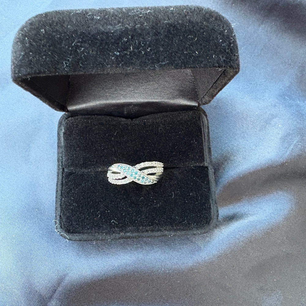 10K White Gold 0.32 CTW Diamond
Crossover Ring - Picture 4 of 4